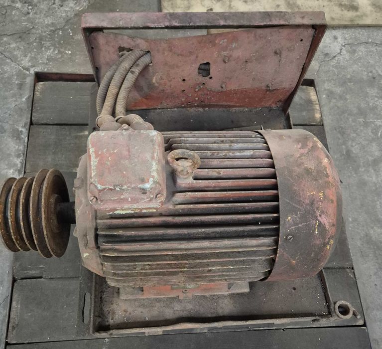 Silnik elektryczny trójfazowy 15 kW na wózku