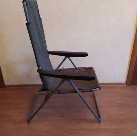 Зручний шезлонг для відпочинку на пікніку