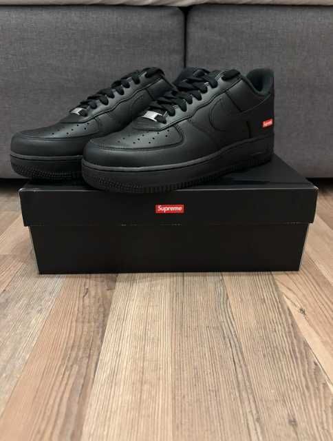 Nike Air Force 1 Low x Supreme w kolorze czarnym. R.43