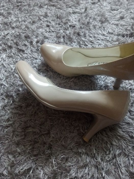 Buty na obcasie beżowe