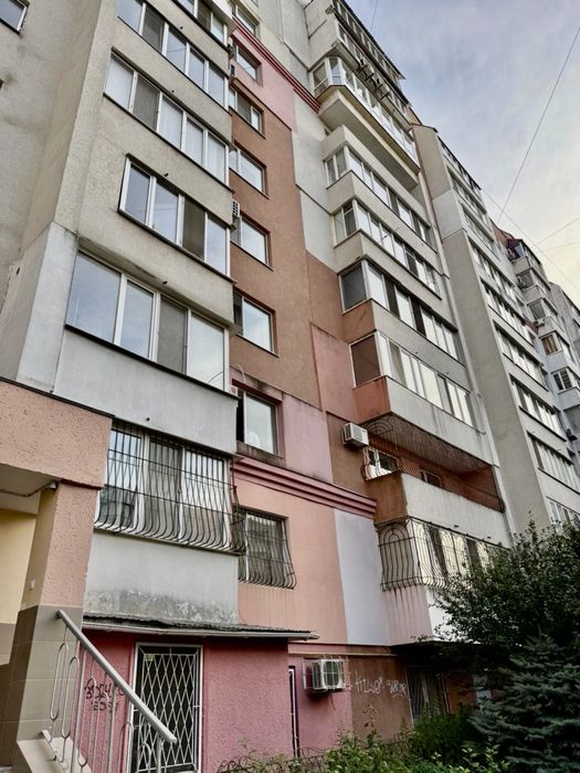 Продам трехкомнатную квартиру в кирпчном доме .Выгодная цена! Газ.