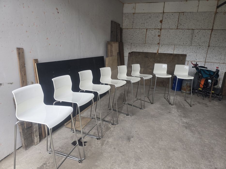 Sprzedam krzesła hakery stan bardzo dobry.