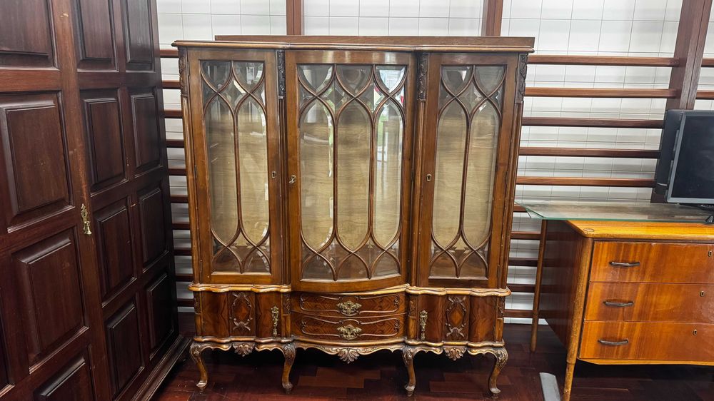 Cristaleira estilo Queen Anne