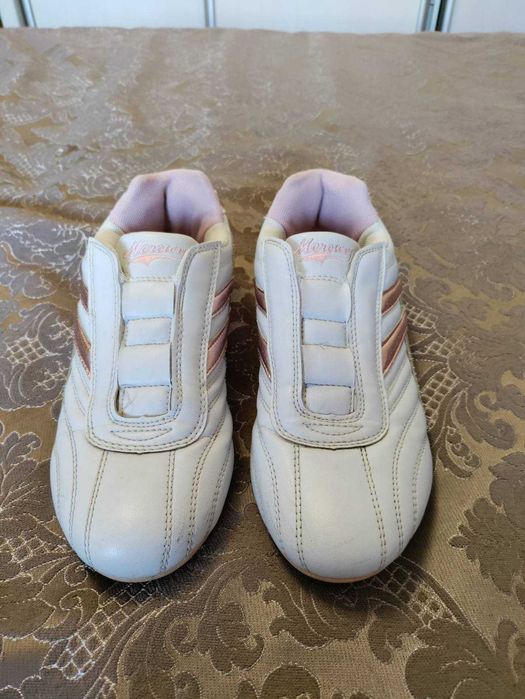 Кросівки жіночі шкіряні в ідеальному стані