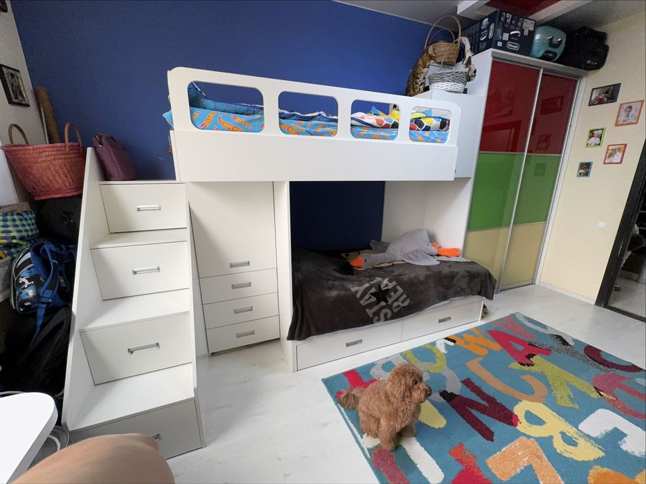 Продам десткую двухьярусную кровать ( гарнитур со шкафом)