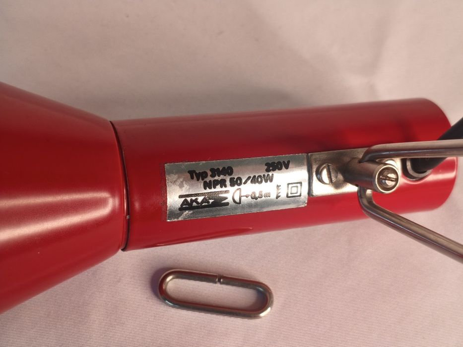 Lampa biurkowa PRL – AKA Typ 3140, czerwona, metalowa, Narva