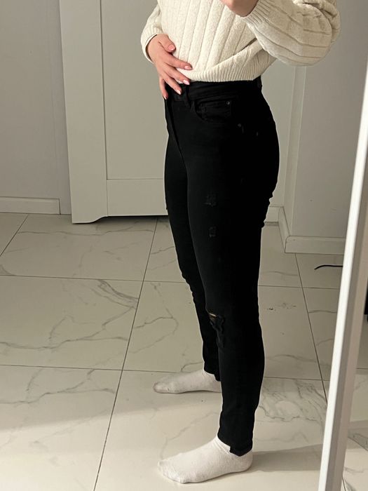 Jeansy z dziurami Reserved