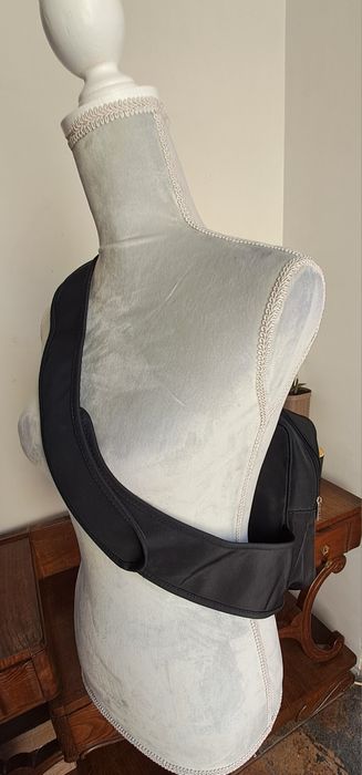 Mala preta tira colo