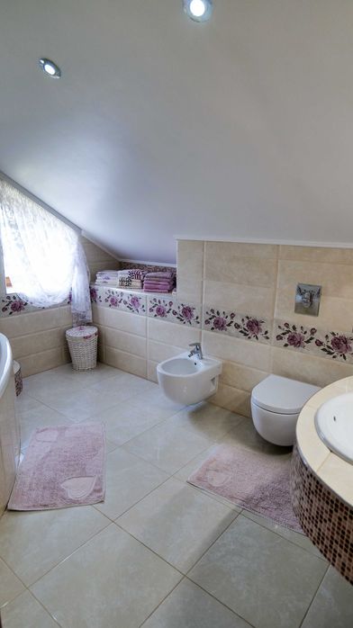 Просторе домоволодіння в передмісті, поблизу лісу!