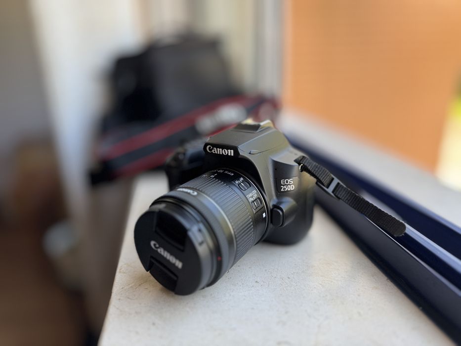 Máquina Fotográfica Canon 250D (como nova)