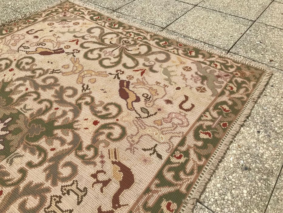Tapete de Arraiolos - beges e verde - 1.44 x 2 m