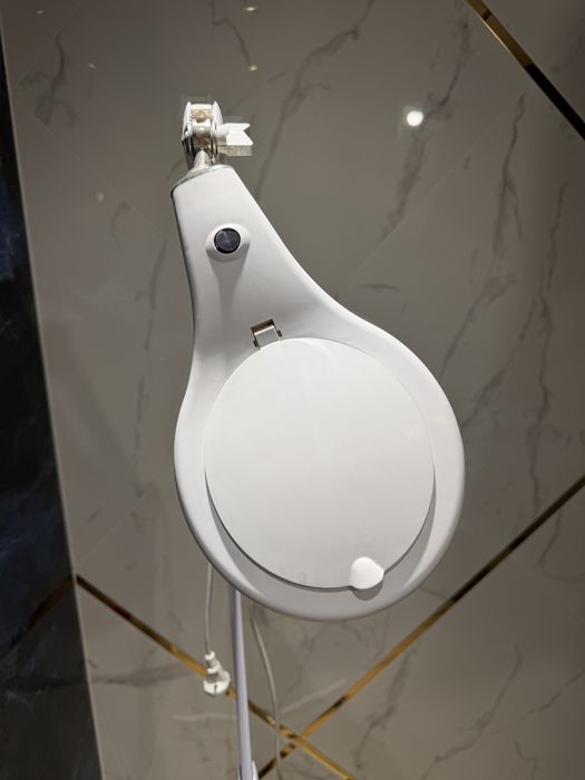 Lampa kosmetyczna. Lupa podświetlana.