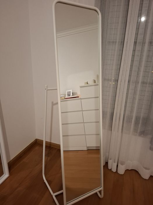 Espelho de pé branco com cabide, muito bom estado