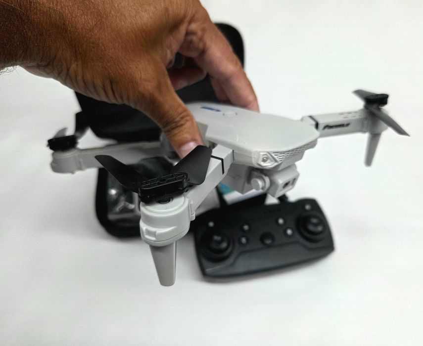 Drone Pacegle E88 Pro com câmara, comando e mala de transporte