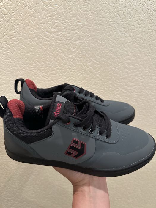 Кросівки - 41 розмір