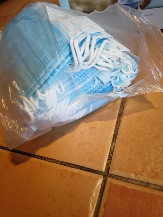 Maseczki 3 warstwowe ponad 100 sztuk , uszkodzone opakowanie