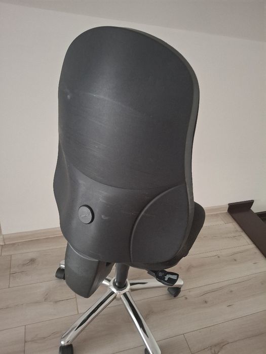 офісний стілець.