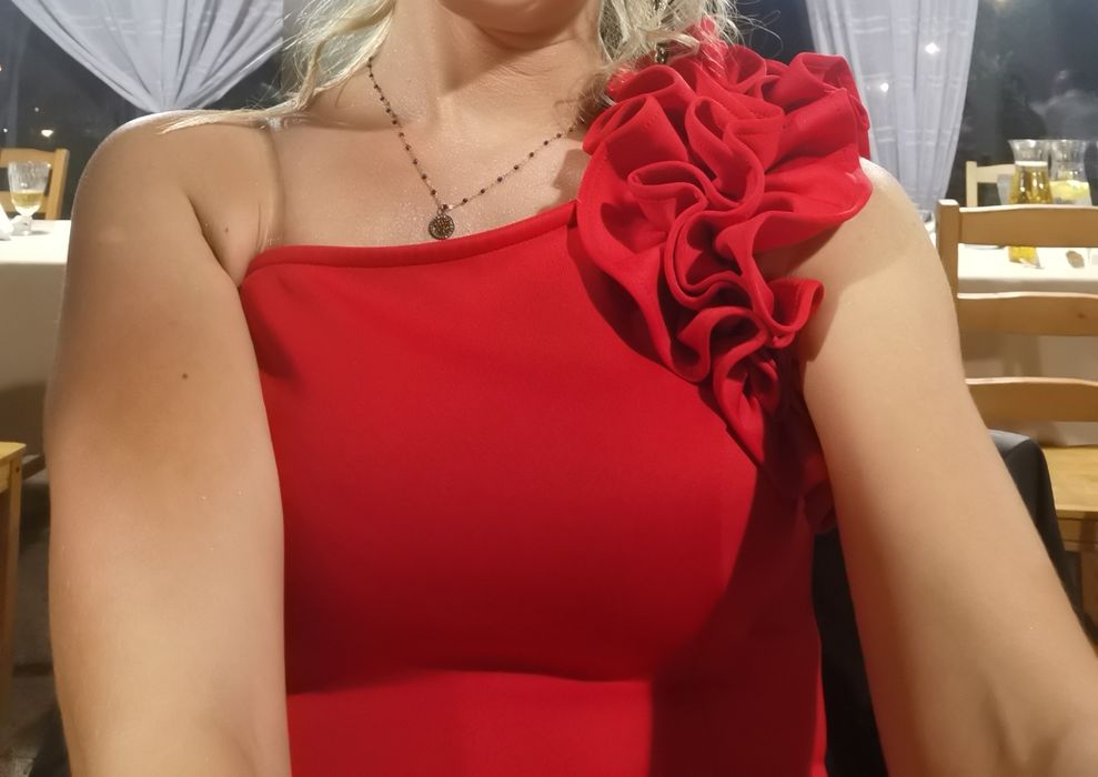 Czerwona długa sukienka ka na jedno ramię