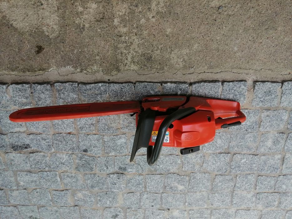 Vendo motocerra como novo.