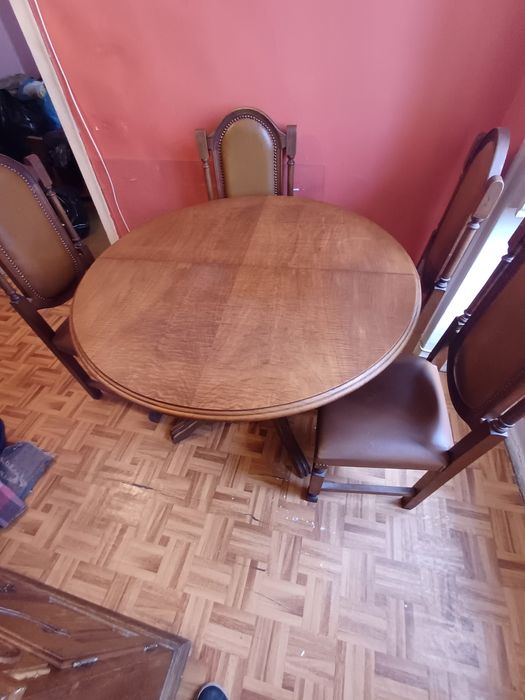 Vende-se mesa com cadeiras