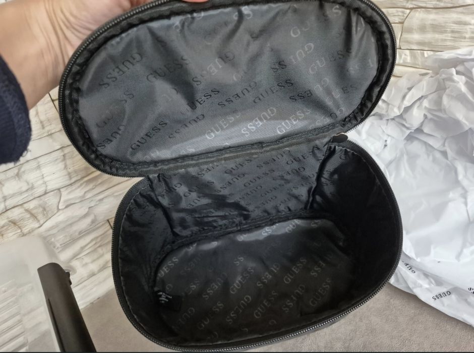 Kosmetyczka Damska Kuferek Guess