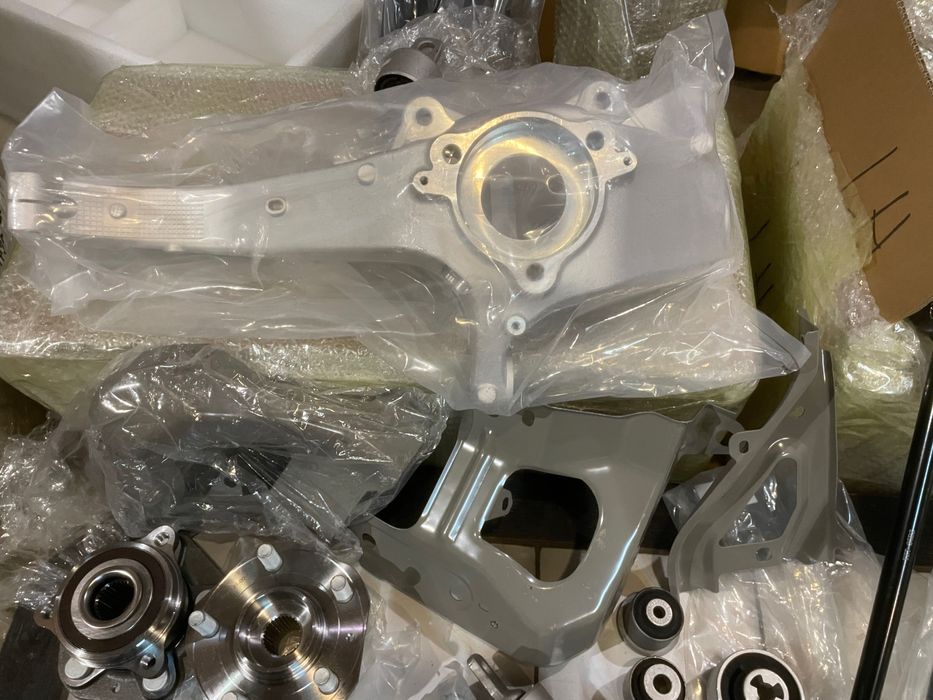 Цапфа кулак поворотний передній ступица L/R Tesla Model Y