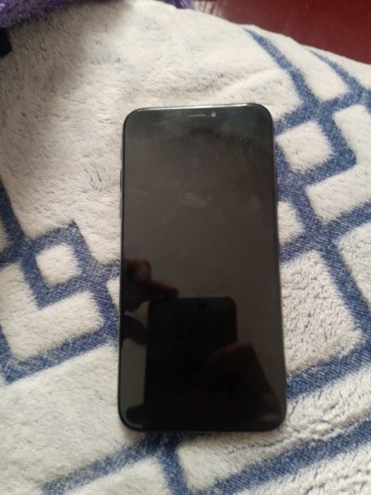 iPhone X  4/256 .