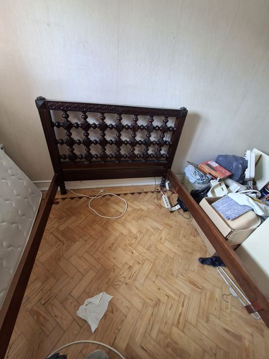 Cama de casal e quarda fatos em mogno