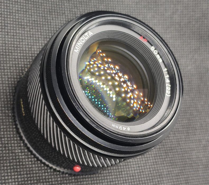 Obiektyw Konica Minolta AF 50 mm f/1.4 + osłona przeciwsłoneczna