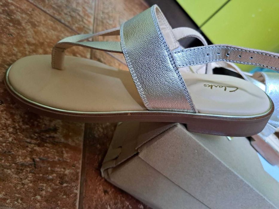 Продам новые кожаные босоножки Clarks