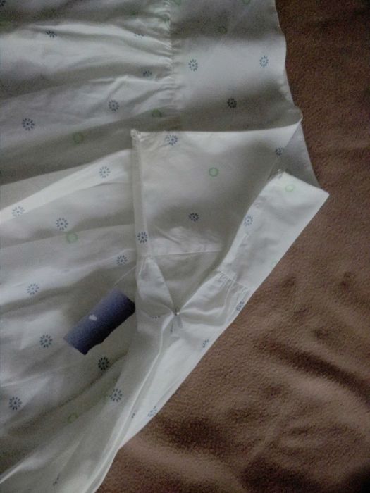 Saia curta, fundo branco e barra florida