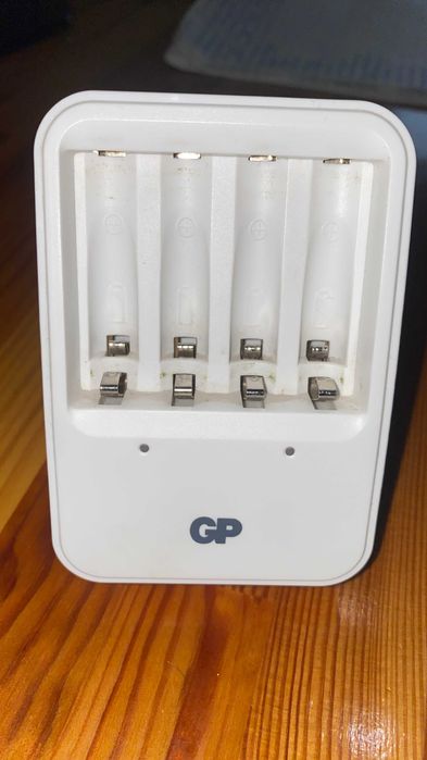 Зарядка для aкумуляторiв AA, AAA. Зарядний пристрій GP Powerbank