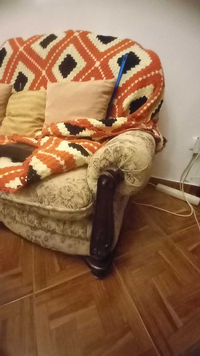 Sofá Mogno e tecido, design clássico, em bom estado!