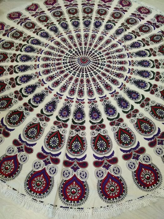 Круглі покривала з бахромою.