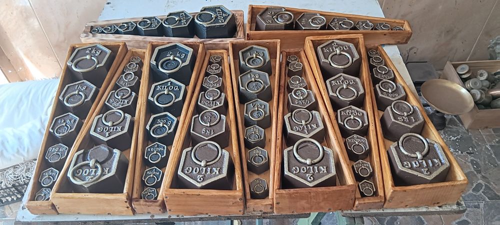 Caixas com Colecção de Pesos em Ferro, restaurados