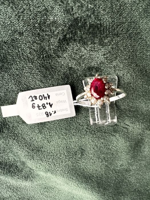 Pierscionek z rubinem