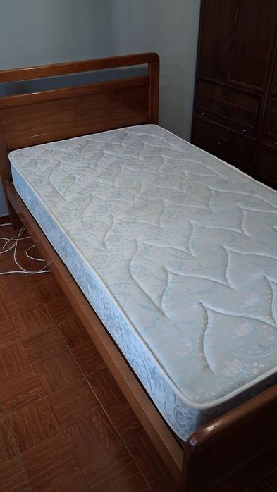 Vendo cama de solteiro com colchão