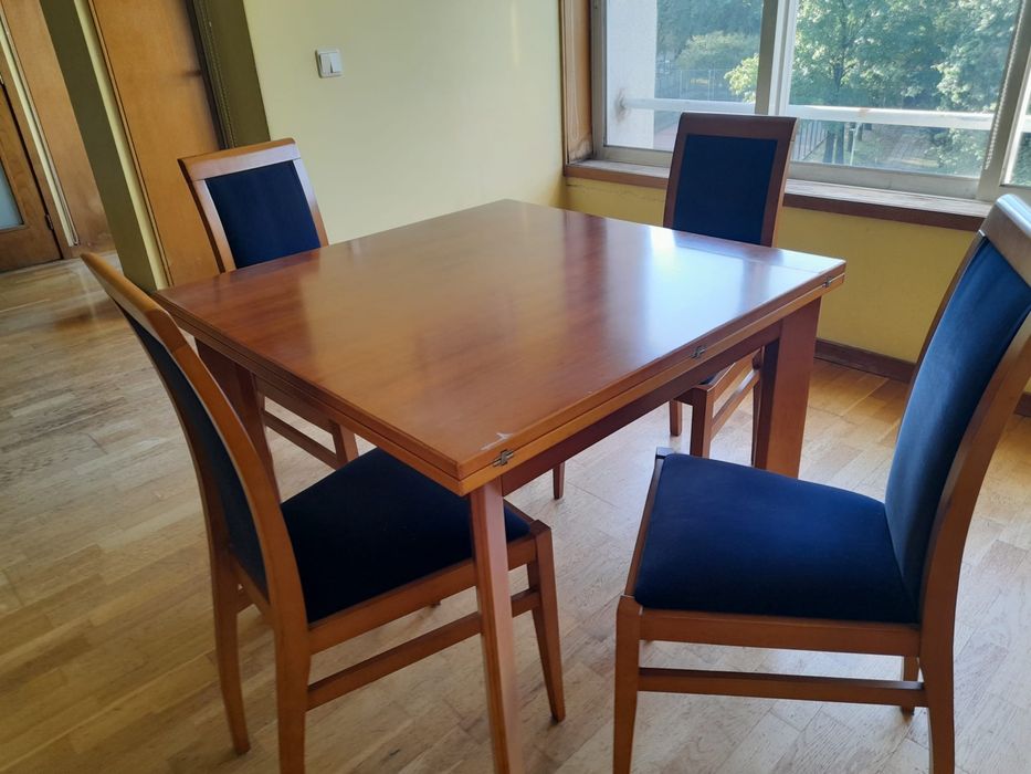 Mesa de Jantar Extensivel (4-8 Lugares) + 6 Cadeiras em Ótimo Estado!