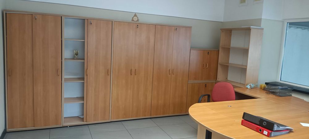 Duży komplet mebli biurowych – szafy, biurka, regały, krzesła | Stan dobry