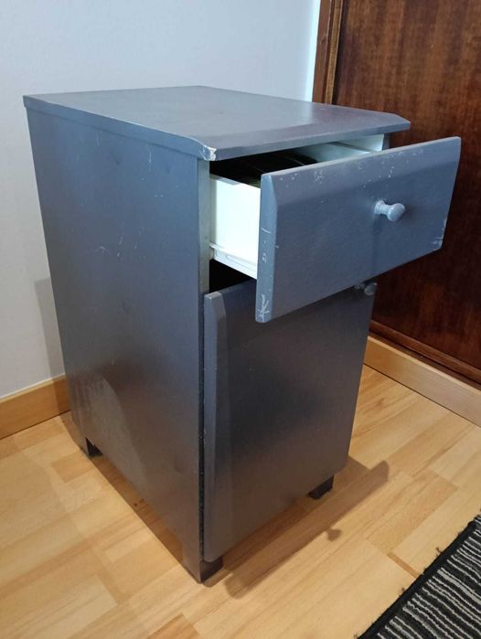 Móvel de cabeceira compacto - cor cinza com gaveta e porta - vendo dois