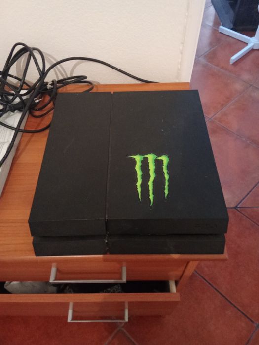 PS4 ele funciona porém estar aquecendo e desliga. Tem que trocar a ventoinha quem tiver interesse entre em contato só entrego em mãos