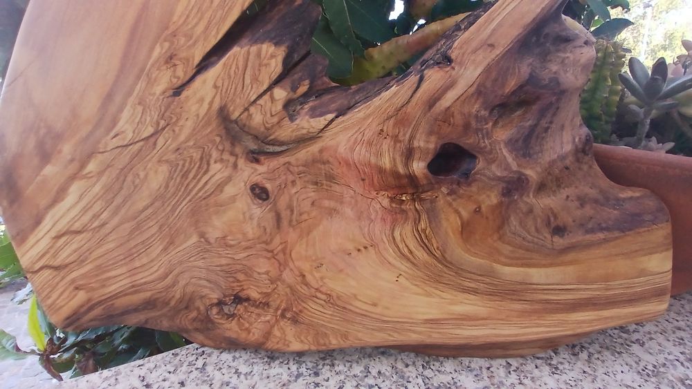 Tabua rustica em oliveira com características naturais