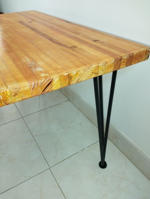 Mesa de centro em Madeira