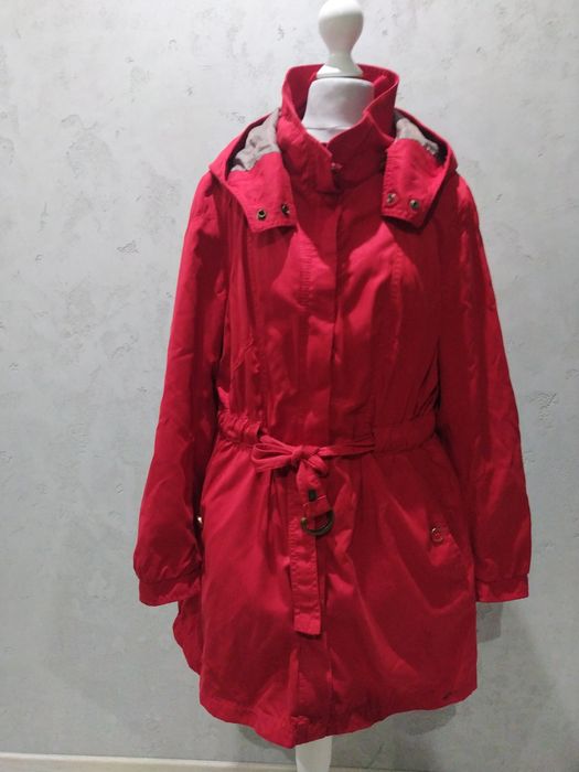 Czerwona parka kurtka