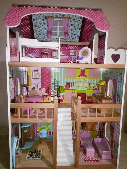 Drewniany domek dla lalek z aksecoriami