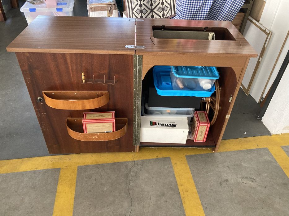 Máquina de Costura PFAFF 60 Automática, com Móvel