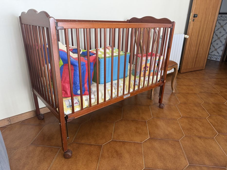 Cama de grades com colchão e lençois