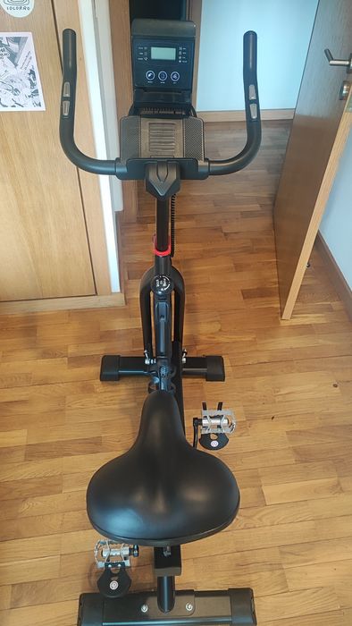 Bicicleta Estática Silenciosa e Ecrã LCD