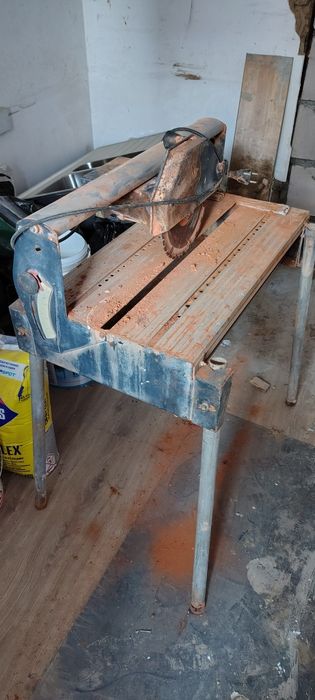 Piła do cięcia cegieł na plastry.