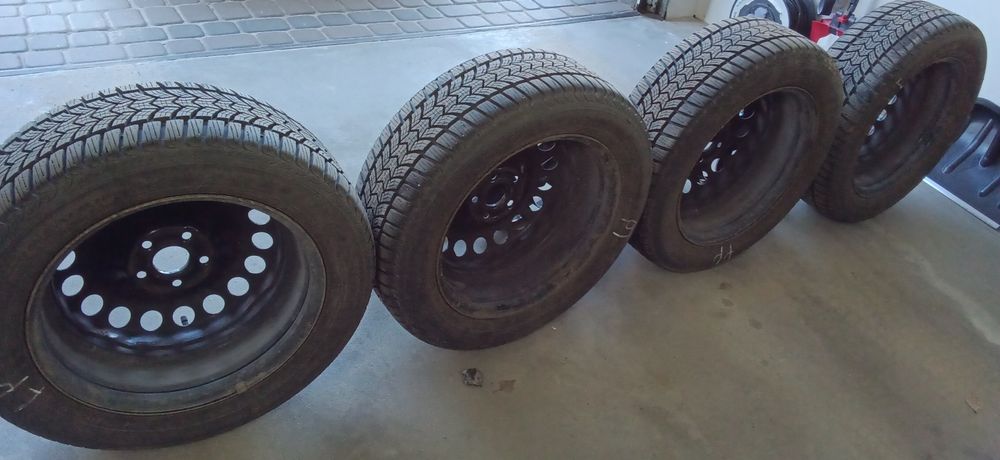 Opony zimowe na felgach stalowych Opel Astra Mokka.